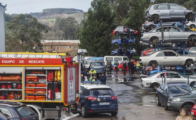 Fallece un trabajador de un desguace de Viérnoles tras caerle encima un